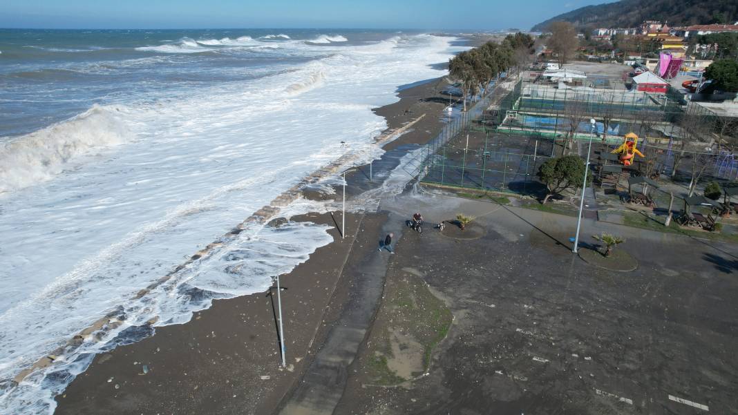 Fırtına sahil hattını yıktı geçti! Dalga boyu 5 metreye yükseldi 13